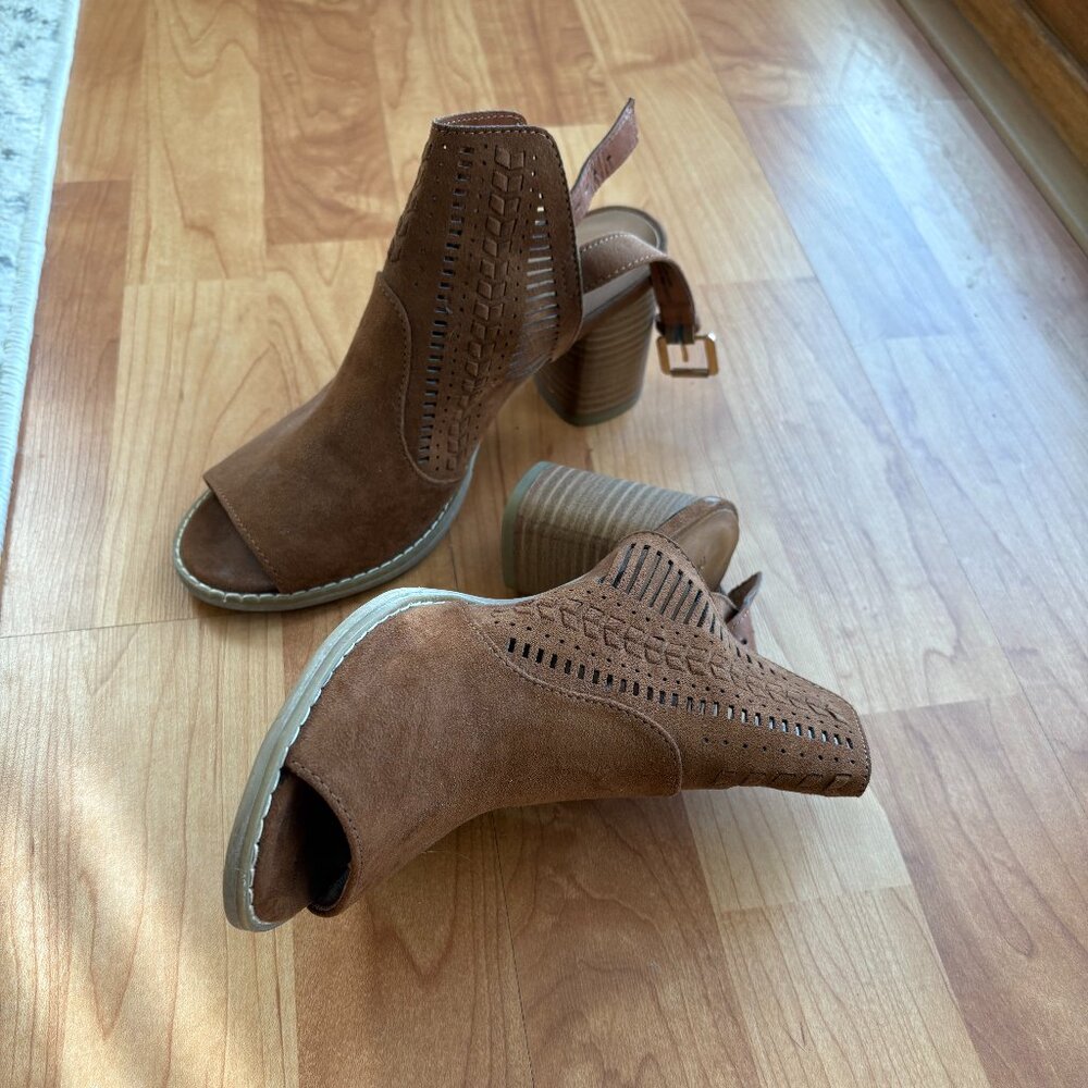Universal Threads Brown Faux Suede Mule Bootie (Size 6)